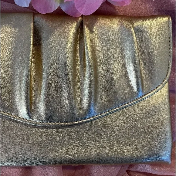 GOLD CLUTCH 6“ x 9“ x .05“ - Picture 4 of 11